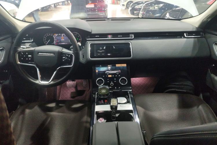 Used Land Rover Range Velar 2022 250 PS Center Console