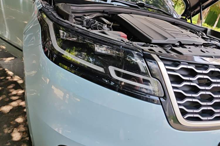 Used Land Rover Range Velar 2022 250 PS Sparkling Heritage Edition Right Front Headlight