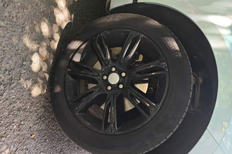 Used Land Rover Range Velar 2022 250 PS Sparkling Heritage Edition Right Front Wheel Hub