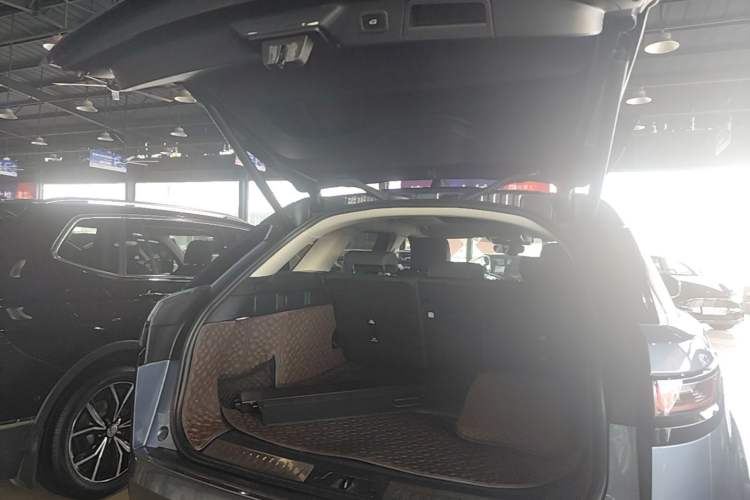 Used Land Rover Range Velar 2022 250 PS Trunk