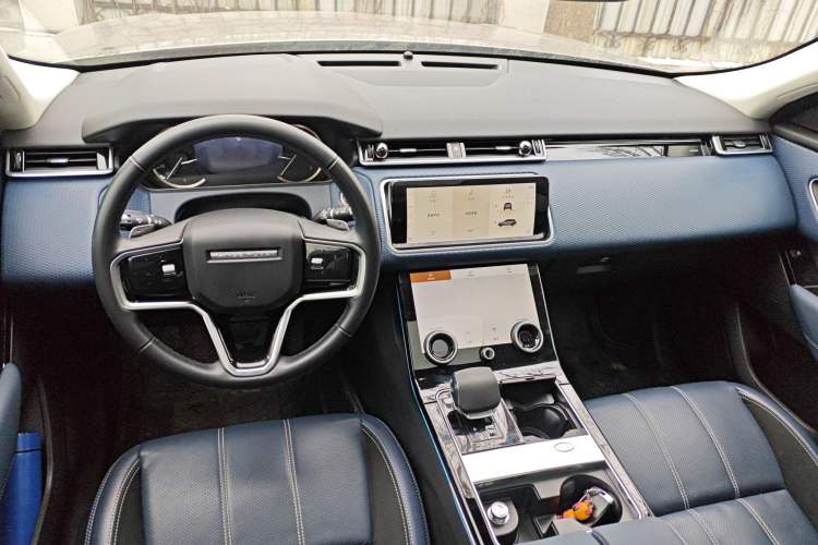 Used Land Rover Range Velar 2022 250 PS Center Console