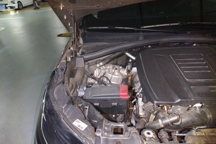 Used Land Rover Range Velar 2022 250 PS Engine Bay Right