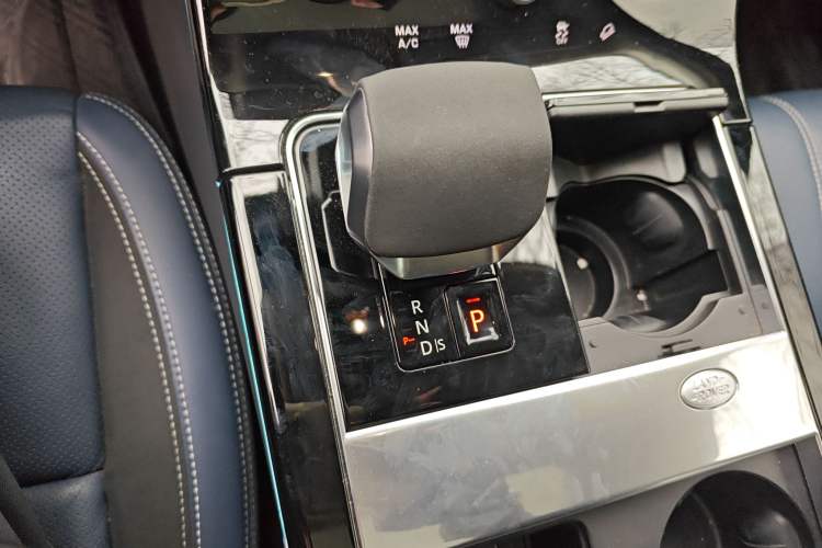 Used Land Rover Range Velar 2022 250 PS Gear Lever