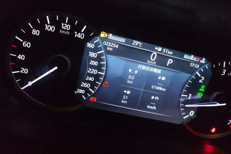 Used Land Rover Range Velar 2022 250 PS Odometer Close Up