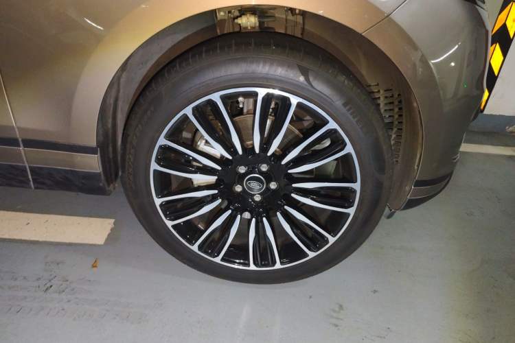 Used Land Rover Range Velar 2022 250 PS Right Front Wheel Hub