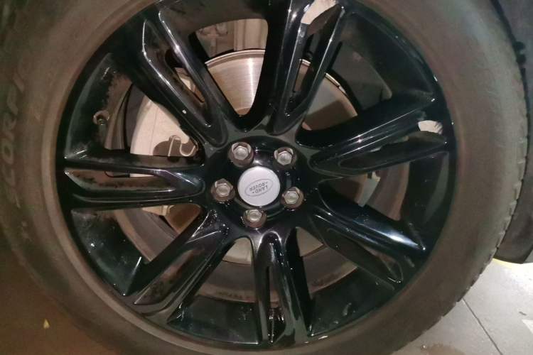 Used Land Rover Range Velar 2022 250 PS Sparkling Heritage Edition Right Front Wheel Hub