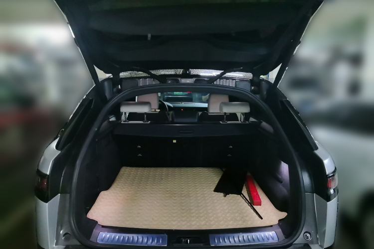 Used Land Rover Range Velar 2022 250 PS Sparkling Heritage Edition Trunk