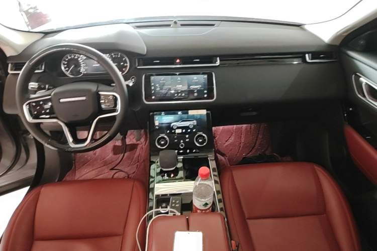 Used Land Rover Range Velar 2022 250 PS Center Console