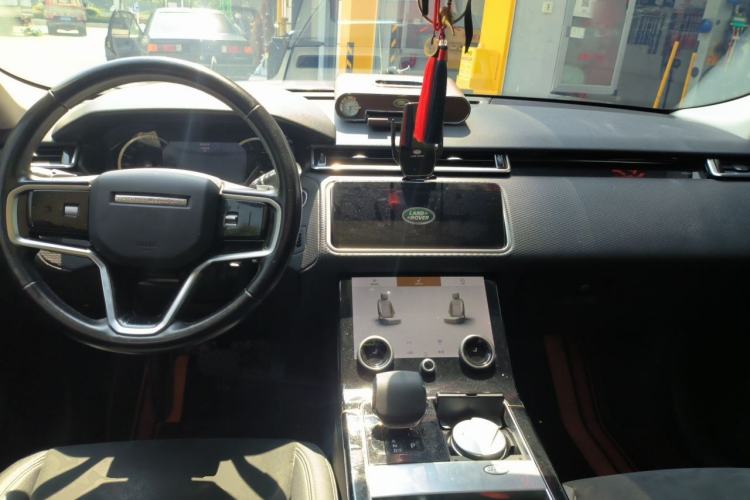 Used Land Rover Range Velar 2022 250 PS Center Console