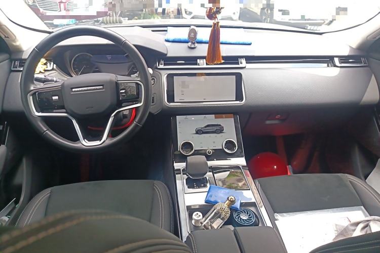 Used Land Rover Range Velar 2022 250 PS Center Console