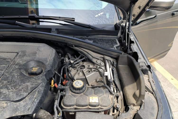 Used Land Rover Range Velar 2022 250 PS Engine Bay Left