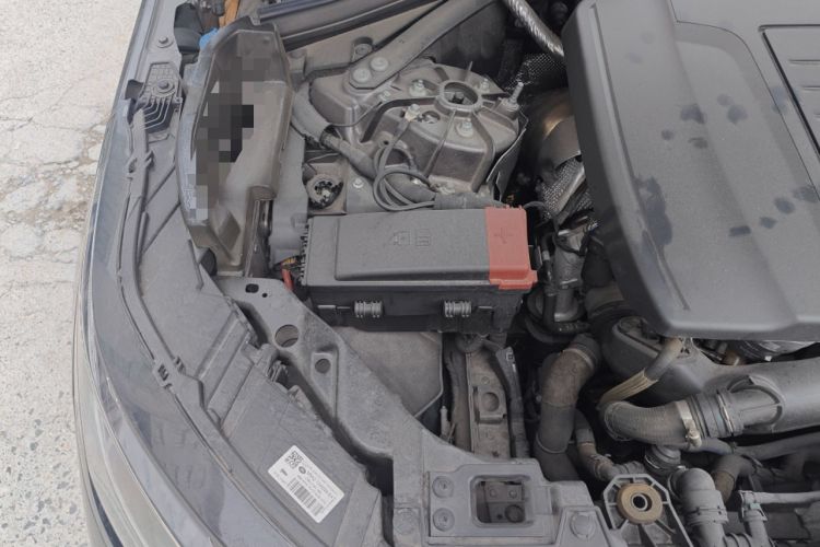 Used Land Rover Range Velar 2022 250 PS Sparkling Heritage Edition Engine Bay Right