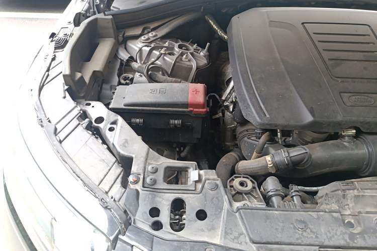 Used Land Rover Range Velar 2022 250 PS Engine Bay Right