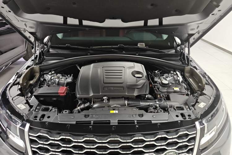 Used Land Rover Range Velar 2022 250 PS Engine Bay