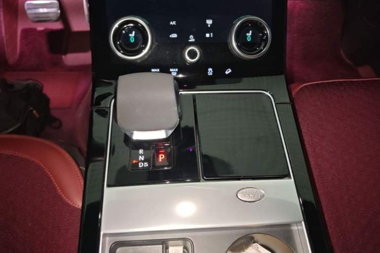 Used Land Rover Range Velar 2022 250 PS Sparkling Heritage Edition Gear Lever