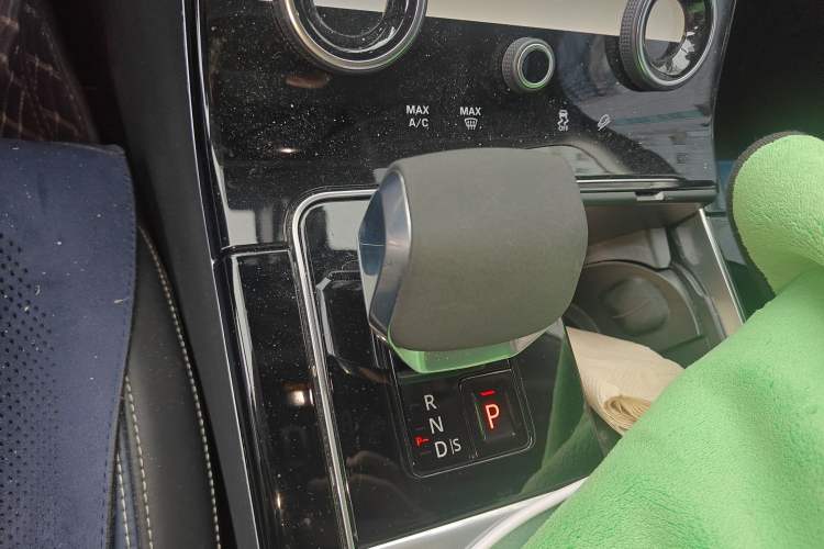 Used Land Rover Range Velar 2022 250 PS Sparkling Heritage Edition Gear Lever