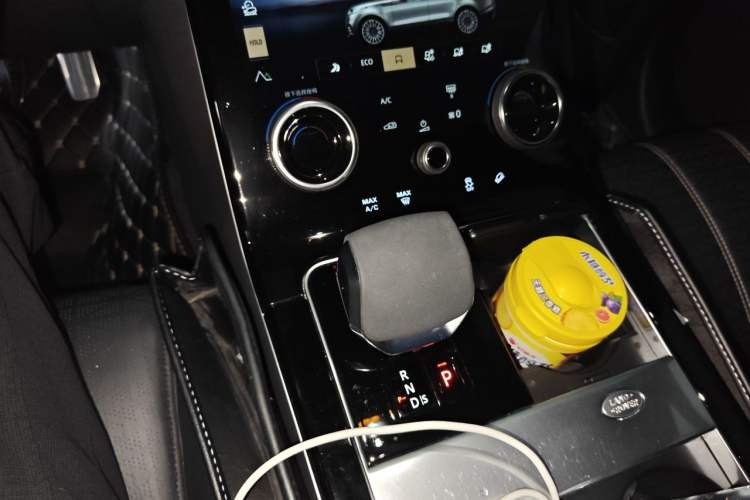 Used Land Rover Range Velar 2022 250 PS Sparkling Heritage Edition Gear Lever