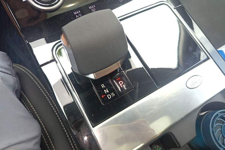 Used Land Rover Range Velar 2022 250 PS Gear Lever
