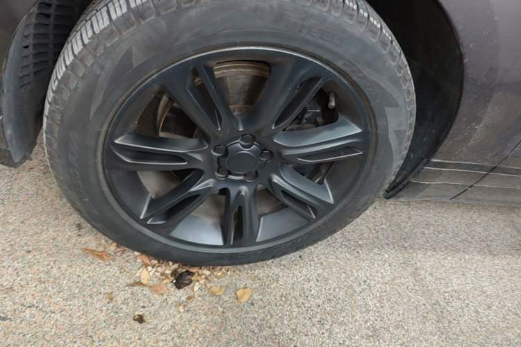 Used Land Rover Range Velar 2022 250 PS Sparkling Heritage Edition Left Front Wheel Hub