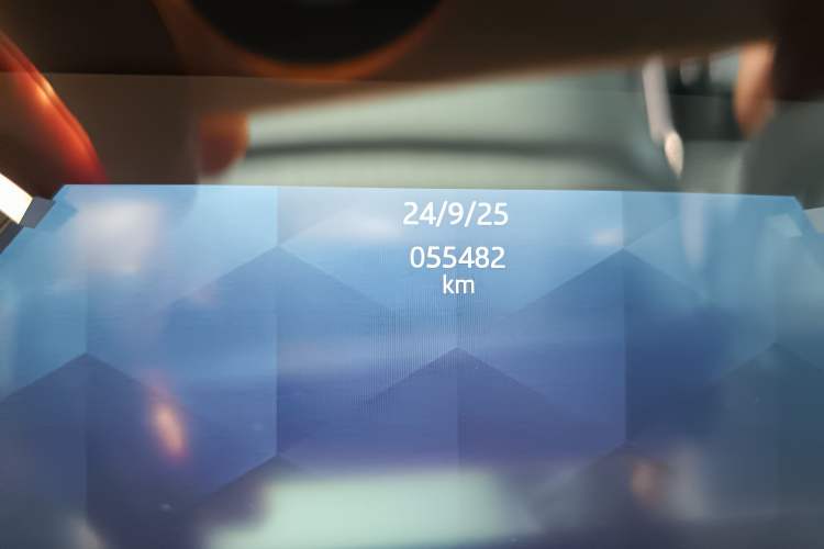 Used Land Rover Range Velar 2022 250 PS Odometer Close Up