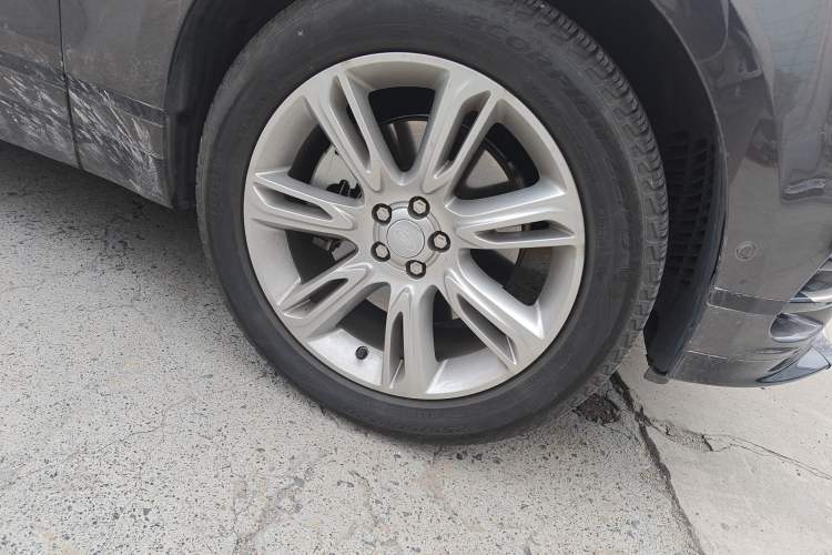 Used Land Rover Range Velar 2022 250 PS Sparkling Heritage Edition Right Front Wheel Hub