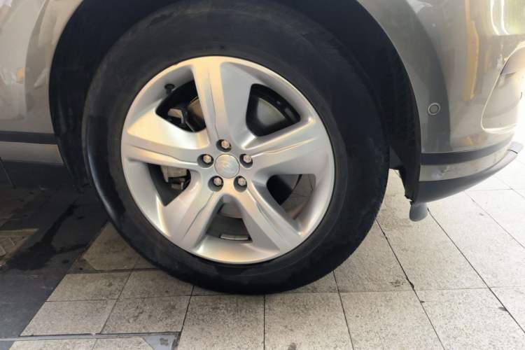 Used Land Rover Range Velar 2022 250 PS Right Front Wheel Hub