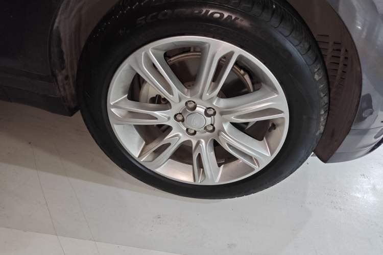 Used Land Rover Range Velar 2022 250 PS Sparkling Heritage Edition Right Front Wheel Hub