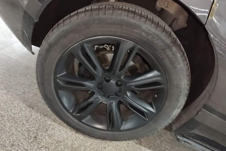 Used Land Rover Range Velar 2022 250 PS Sparkling Heritage Edition Right Rear Wheel Hub