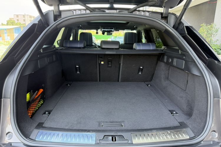 Used Land Rover Range Velar 2022 250 PS Sparkling Heritage Edition Trunk
