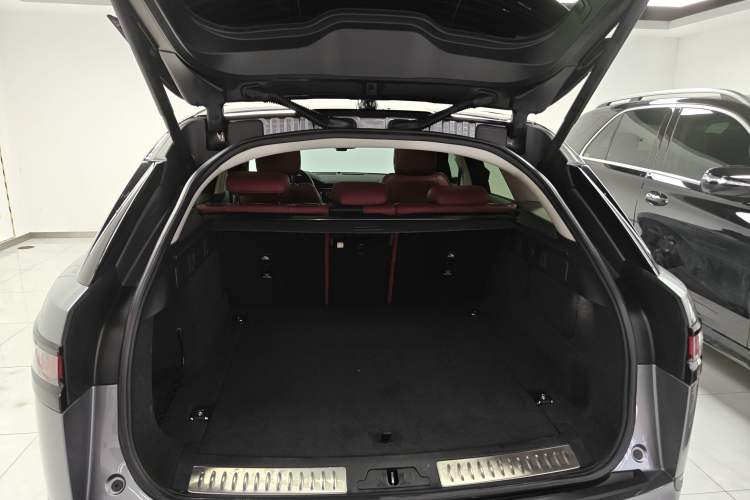 Used Land Rover Range Velar 2022 250 PS Trunk