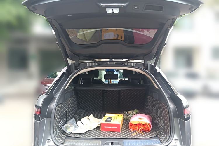 Used Land Rover Range Velar 2022 250 PS Trunk