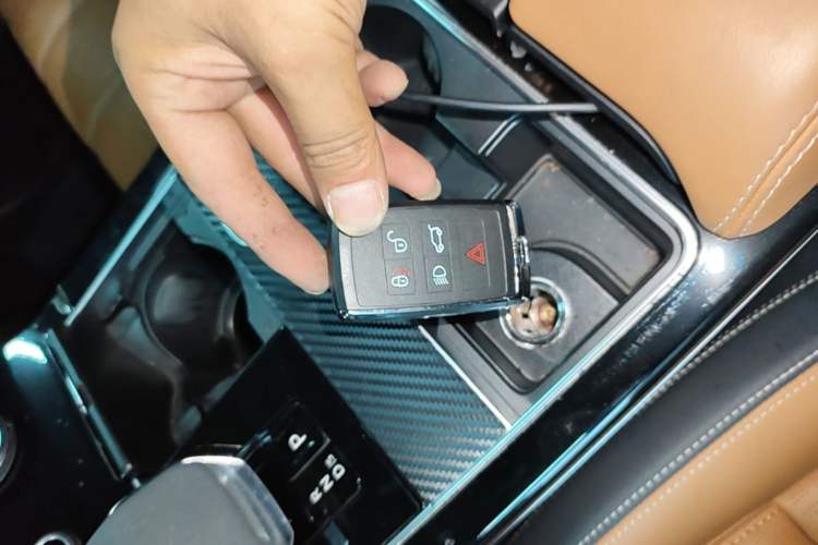 Used Land Rover Range Velar 2022 250 PS Sparkling Heritage Edition Vehicle Key