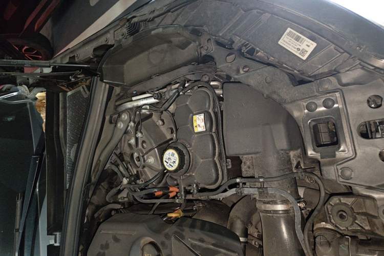 Used Land Rover Range Velar 2022 250 PS Sparkling Heritage Edition Engine Bay Left
