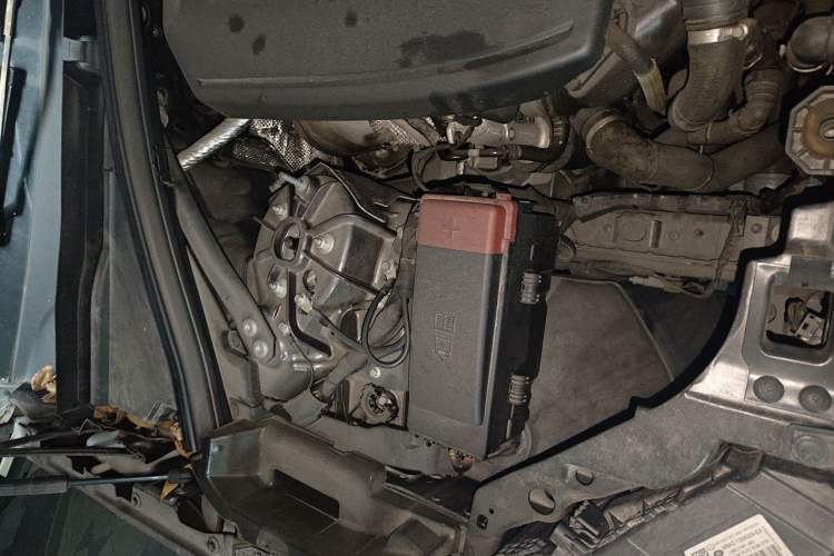 Used Land Rover Range Velar 2022 250 PS Sparkling Heritage Edition Engine Bay Right