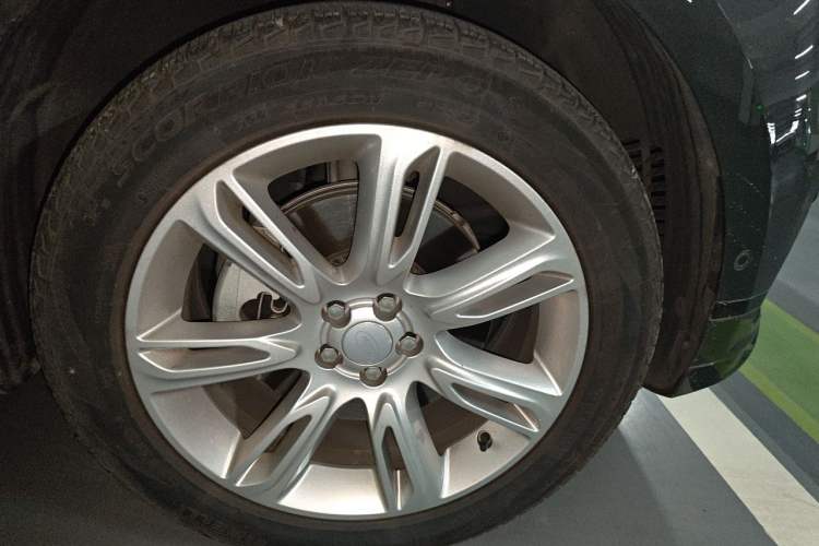 Used Land Rover Range Velar 2022 250 PS Sparkling Heritage Edition Right Front Wheel Hub