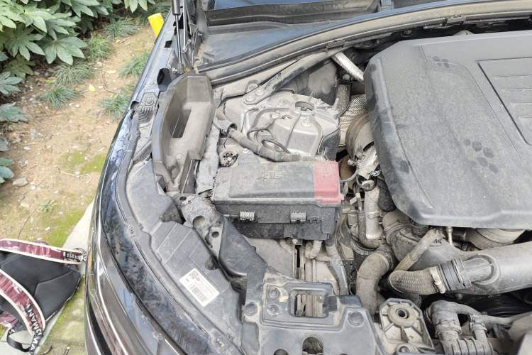 Used Land Rover Range Velar 2022 250 PS Engine Bay Right