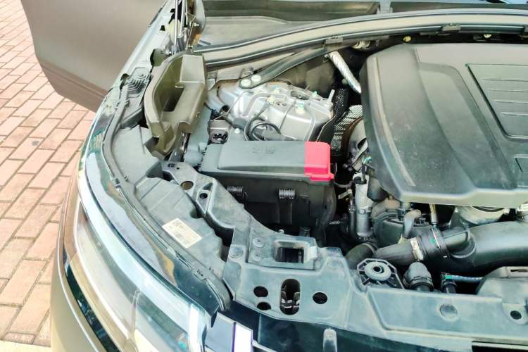 Used Land Rover Range Velar 2022 250 PS Engine Bay Right