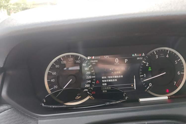 Used Land Rover Range Velar 2022 250 PS Odometer Close Up