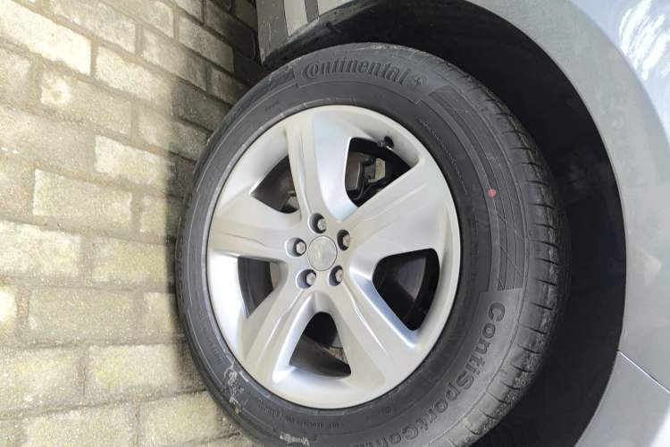 Used Land Rover Range Velar 2022 250 PS Right Front Wheel Hub