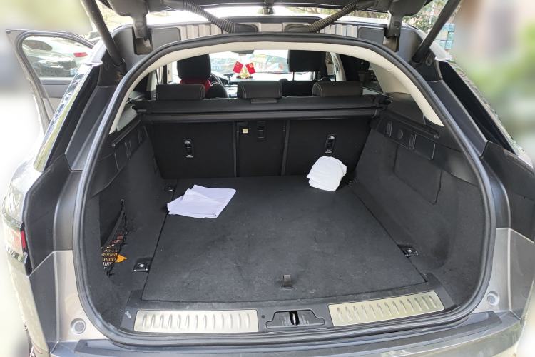 Used Land Rover Range Velar 2022 250 PS Trunk