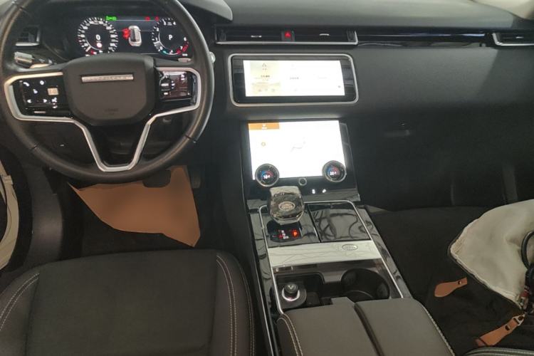 Used Land Rover Range Velar 2022 250 PS Center Console