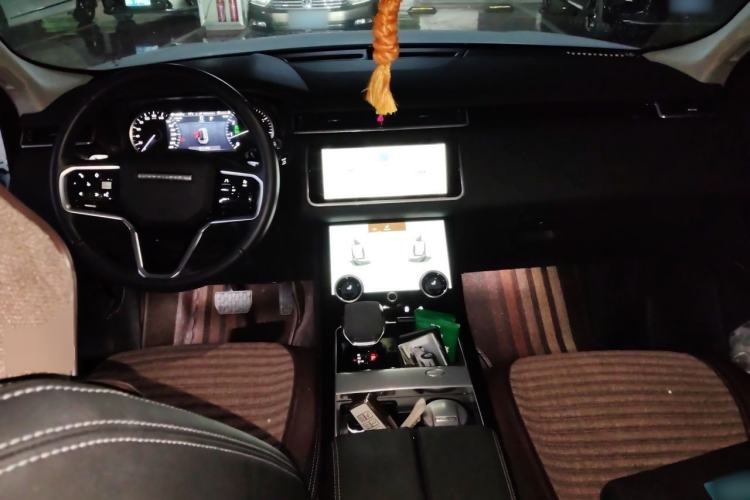 Used Land Rover Range Velar 2022 250 PS Center Console