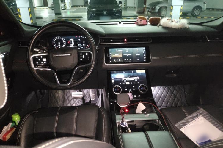Used Land Rover Range Velar 2022 250 PS Center Console