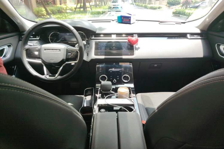 Used Land Rover Range Velar 2022 250 PS Center Console