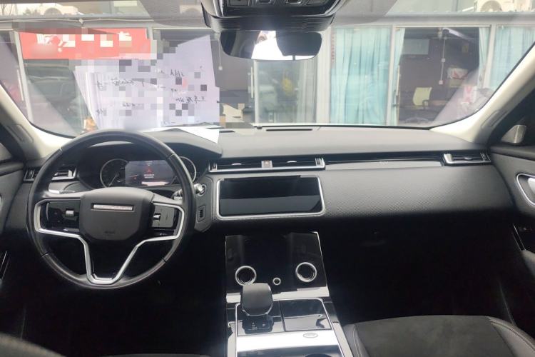Used Land Rover Range Velar 2022 250 PS Center Console