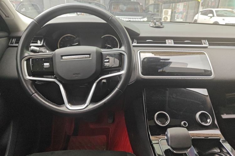 Used Land Rover Range Velar 2022 250 PS Center Console