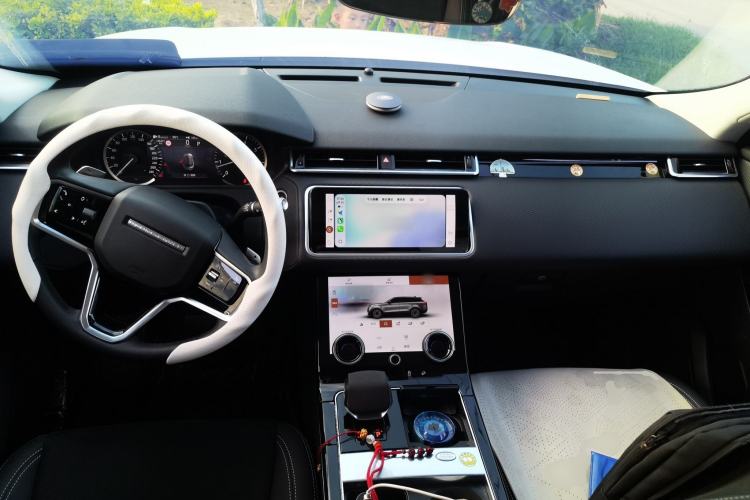 Used Land Rover Range Velar 2022 250 PS Center Console
