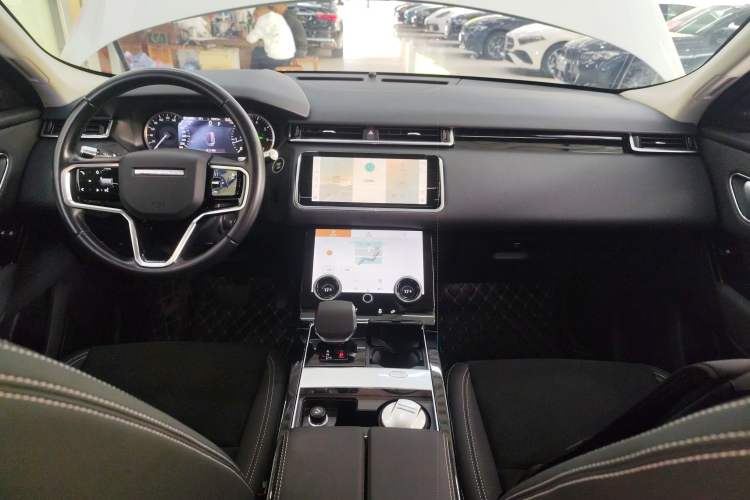 Used Land Rover Range Velar 2022 250 PS Center Console