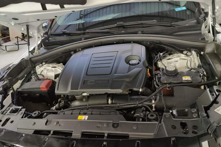 Used Land Rover Range Velar 2022 250 PS Engine Bay