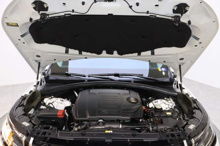 Used Land Rover Range Velar 2022 250 PS Engine Bay